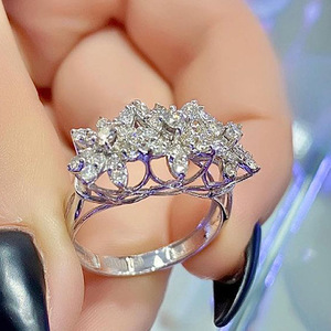 Anello da Donna con Zirconi Incastonati a Pavé, Stile Minimalista, per Uso Quotidiano e Feste, Impilabile, Elegante Gioiello da Dito, Idea Regalo - Product Image 1