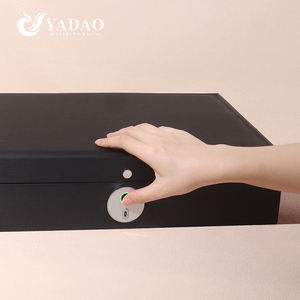 Производитель Yadao, роскошная черная квадратная шкатулка для ювелирных изделий с блокировкой отпечатков пальцев, шкатулка для ювелирных изделий из искусственной кожи с логотипом, большое ожерелье, шкатулка для ювелирных изделий - Product Image 2