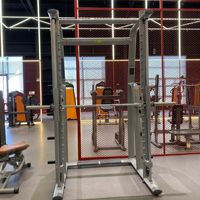 Machine Smith à contrepoids avancée MND Fitness pour l'entraînement de force en salle de sport, destinée aux opérateurs de chaînes de salles de sport