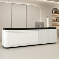 Comptoir de réception vertical personnalisé de luxe léger avec panneau cannelé pour bureau, hôtel, salon de beauté