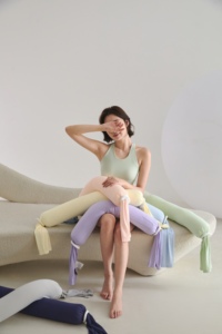 Oreiller de grossesse en tricot de nylon et élasthanne, respirant et doux pour le soutien pendant la grossesse - Product Image 4