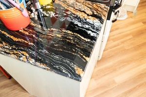 Encimeras de <span class=keywords><strong>Cocina</strong></span> de Granito Negro <span class=keywords><strong>Taurus</strong></span> con Bordes Perfilados y Tamaños Personalizados, Encimera de Granito Color Negro Dorado - Product Image 4
