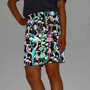 Falda Mini Reflectante con Estampado de Hongos Iridiscentes de Arcoíris, Moderna y de Alta Visibilidad para Mujer, MOQ Bajo - Product Image 3