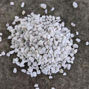 Caillou rond en pierre naturelle blanc laiteux de petite taille pour la fabrication de carreaux de terrazzo - Product Image 1