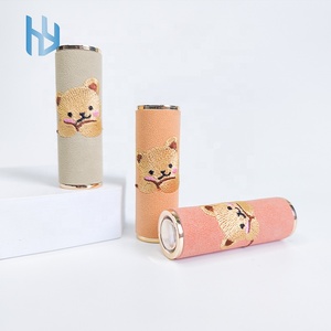 หลอดลิปสติกลิปบาล์มแบบแท่งพลาสติกขนาด12.1มม. ปักลายหมีน่ารัก - Product Image 1