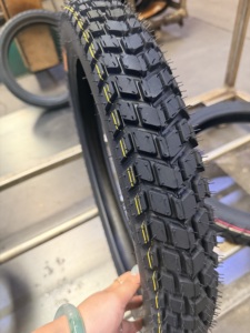Pneu de moto KINGWORLD à motif profond 150/60-17, 140/60-17, 140/70-17, 130/70-17, 90/90-18, 100/80-17, 80/90-17 - Product Image 4