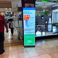 Écran LED mobile autoportant P2.5 pour intérieur avec roues mobiles pour centres commerciaux, espaces commerciaux moyens et petits
