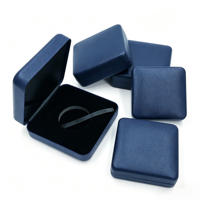 Boîte à bijoux carrée en cuir PU, logo personnalisé, bleu marine, boîte d'emballage cadeau pour pièces de monnaie, pendentifs, bagues, colliers, étui de rangement pour bijoux