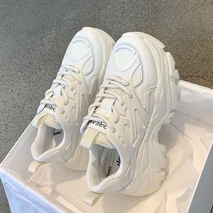 Zapatos casuales de mujer a la moda al por mayor, con suela gruesa, efecto de aumento de altura, color blanco, estilo deportivo, zapatos para caminar - Product Image 1