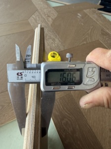 Suelo de Parqué de Roble con Diseño en Espiral |   Acabado Marrón Ahumado, Grado <span class=keywords><strong>AB</strong></span>, Lacado UV con Acabado Cepillado, Patrón Modular en Espiga/Trenzado - Product Image 4