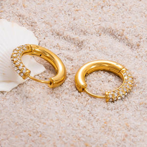 Pendientes Huggie chapados en oro con perlas, conchas, sol, luna y caballito de mar, para mujer, estilo playero, conjunto de joyería. - Product Image 2