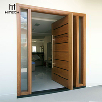 Conception moderne de l'entrée principale, portes pivotantes extérieures en bois massif insérées en verre pour maison