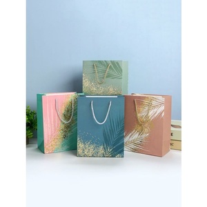 Proveedor de bolsas de papel de compras Bolsos de gama alta Bolsas de regalo de ropa con estampado de flores-Bolsas de recuerdo Premium al por mayor - Product Image 4