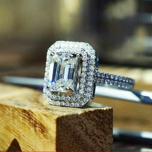 Anello di fidanzamento da donna F888 in oro bianco con diamante taglio smeraldo, colore D naturale, montatura a halo - Product Image 2