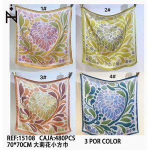 Grande Foulard Quadrato con Motivo Crisantemo 70x70Cm, Stampa su Seta, Accessorio Moda Donna - Product Image 3