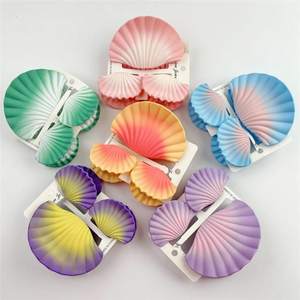 Accessoire de cheveux d'été pour la plage, pince à cheveux dégradé océanique avec breloque requin en plastique - Product Image 1