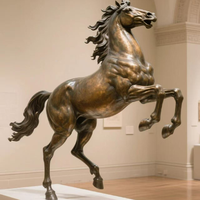 Sculpture de cheval grandeur nature en bronze peint sur mesure pour l'extérieur