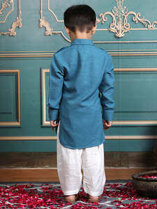 เด็กชายยิ้มแย้มในชุดคุรตะสีน้ำเงินกับกางเกงสีขาว ถ่ายภาพในร่ม ชุดเด็กสไตล์ชาติพันธุ์ ภาพบุคคล แฟชั่นเด็กสำหรับเทศกาล - Product Image 2