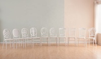 Chaises de salle à manger modernes empilables en PP pour l'extérieur Vente en gros pas cher Restaurant Hôtel Maison Mobilier Chaise Chiavari en plastique