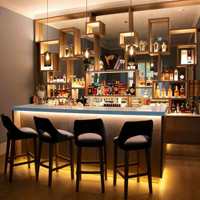 Comptoir de bar résidentiel personnalisable en bois massif, écologique et durable, avec dessus bleu, étagères, miroir décoratif et éclairage superposé pour bar à domicile