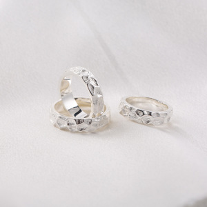 แหวนผู้ชายดีไซน์ทันสมัยสไตล์ญี่ปุ่นเกาหลี ชุบเงิน ลายตอกแบบไม่สม่ำเสมอ รูปทรงเรขาคณิต ของขวัญเครื่องประดับ - Product Image 4