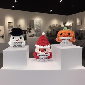 Los más vendidos de Navidad y Halloween: Muñecos de hilo de dibujos animados, calabazas tejidas a mano y de ganchillo, tarjetas de abrazo de energía positiva - Product Image 4