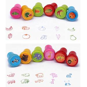 10 pièces <span class=keywords><strong>de</strong></span> timbres assortis d'Halloween tampons à encre pour enfants, 10 tampons en plastique pour cadeaux <span class=keywords><strong>de</strong></span> fête d'Halloween - Product Image 4