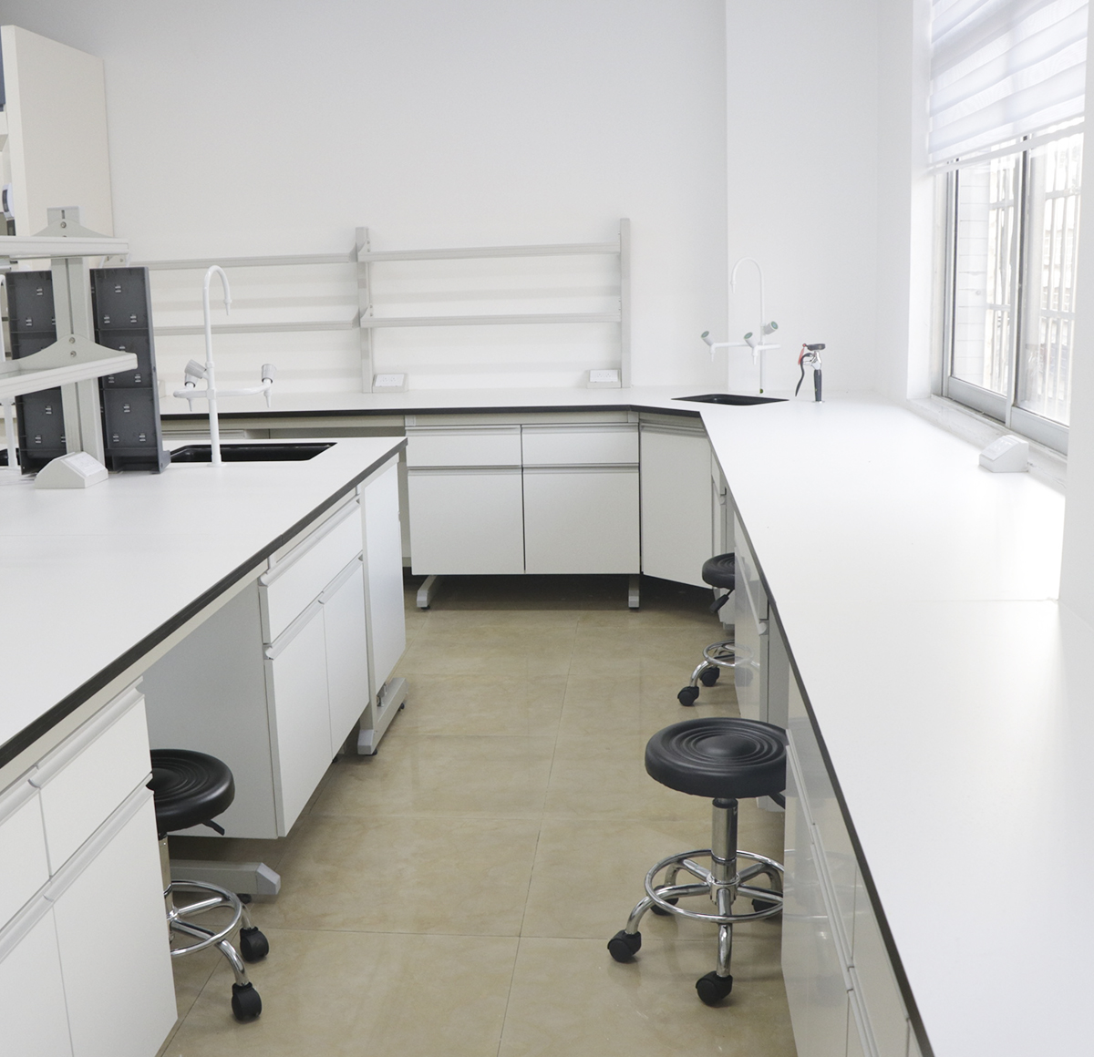 Antirust Practical Science Lab Tables , Chemical Resistant Biology Lab Furniture