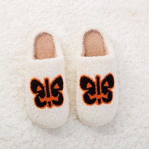 Pantoufles <span class=keywords><strong>Femme</strong></span> Dames Grossistes Personnalisé Maison Halloween pantoufles Design Peluche Hiver Maison floue Pantoufles à Fourrure pour Femmes - Product Image 3
