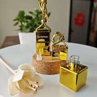 Remise en gros 8ML Golden Cube voiture huile essentielle bouteille en verre bouchon à vis et corde pour accrocher