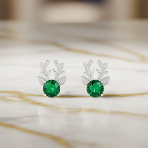 Orecchini a perno E3282 in oro bianco a forma di renna con cristalli verdi e strass incastonati a griffe, per l'uso quotidiano da donna - Product Image 2