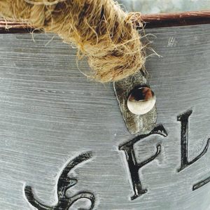 Pots de fleurs avec poignées en corde, lot de 2 jardinières en métal galvanisé, fleurs et vases décoratifs de table ronds pour le jardin - Product Image 4