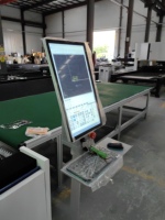 Machine de découpe laser à fibre entièrement fermée avec alimentation automatique par bobine pour la production en série de pièces métalliques fines en bobine