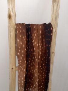 Hijab en modal imprimé numérique de qualité supérieure, motif cerf luxueux, écharpe artistique, châle en jersey doux et respirant à haute densité pour les boutiques - Product Image 2