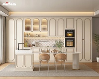 Lemari Dapur Gaya Shaker Krim Prancis dengan Rak LED, Lemari Pantry Beralur, dan Pulau Dapur dengan Bar Air Terintegrasi untuk Dekorasi Rumah