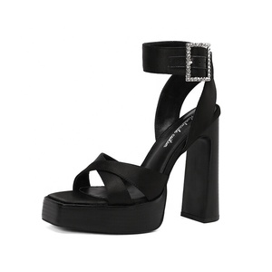 صندل صيفي أنيق بكعب سميك 13 سم، مفتوح من الأمام والخلف، مقاوم للماء، مع حزام وإبزيم، بلون واحد من الجلد اللامع - Product Image 1