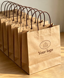 Sacs shopping en papier gris avec logo personnalisé, poignées torsadées, design plat luxueux et recyclable pour l'emballage professionnel - Product Image 3