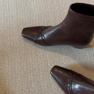 Bottines élégantes françaises pour femmes en cuir de vachette véritable, à bout carré, style minimaliste, avec fermeture éclair discrète à l'arrière et talon compensé tissé - Product Image 1