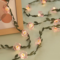 Lampu LED Bertenaga Baterai dengan Desain Bunga Pink, Daun Hijau, dan Ranting Bunga Sakura untuk Dekorasi Natal Dalam Ruangan.