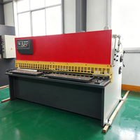 Machine de découpe pour tôles fines, outil de découpe pour équipements forestiers et de transformation, pour la découpe de garnitures de protection en tôle galvanisée