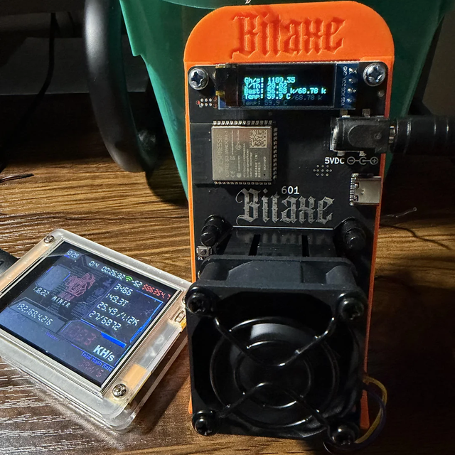 Open Sources Miner Bitaxe 601 BM1370 1.2TH/s 18W Bitcoin Miner BTC Solo Miner with Stand with Power Supply for Home Use
