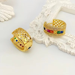 ต่างหูห่วงหลากสีสุดหรูสำหรับผู้หญิงใหม่ต่างหูวงกลมรูปทรงเรขาคณิตใหม่เซอร์โคเนียสีรุ้งแบบหนาและสีรุ้ง - Product Image 6