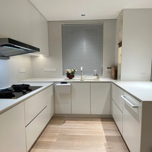 Armoires de cuisine en L modernes et modulaires BALOM, couleur beige, portes coulissantes en verre, évier, <span class=keywords><strong>lave</strong></span>-<span class=keywords><strong>vaisselle</strong></span>, plan de travail en quartz écologique - Product Image 2