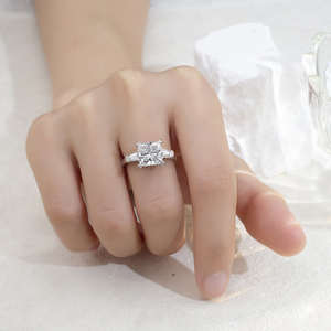 Bague de fiançailles pour femme Messi Jewelry MSR-1727 en or 18 carats, forme princesse, trois diamants, diamant cultivé en laboratoire - Product Image 6
