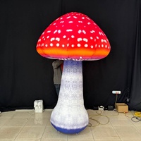 Champignons gonflables pour la décoration de scène de musique. Champignons gonflables nouvellement formés pour la construction