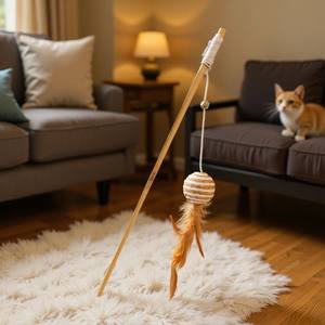 Nouvel ensemble de jouets colorés pour chat : Corde en sisal, jouet en bois et lin, plumes faites à la main, clochette et perche en bois – Fournitures pour animaux de compagnie - Product Image 4