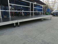 Rampe de scène en alliage d'aluminium avec garde-corps, hauteur 1,5 m, planches de scène 1,22 x 1,22 m