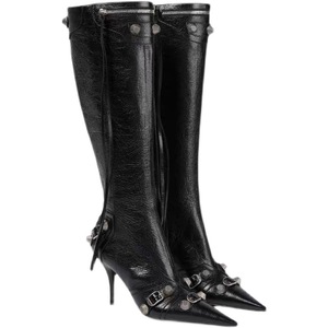 Botas de tacón alto con punta para mujer, tallas grandes, estilo europeo-americano, con borlas negras, remaches metálicos, hebilla de cinturón y cierre de cremallera para invierno - Product Image 3