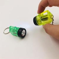 Mini lampe torche LED en plastique pour porte-clés, petite lampe minière, pendentif porte-clés, lumière à piles, cadeaux pratiques, jouets pour enfants