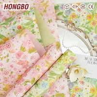 Emballage cadeau en papier artistique recyclable, écologique et de qualité supérieure, série Printemps, au design frais et charmant, avec une ambiance champêtre et florale.